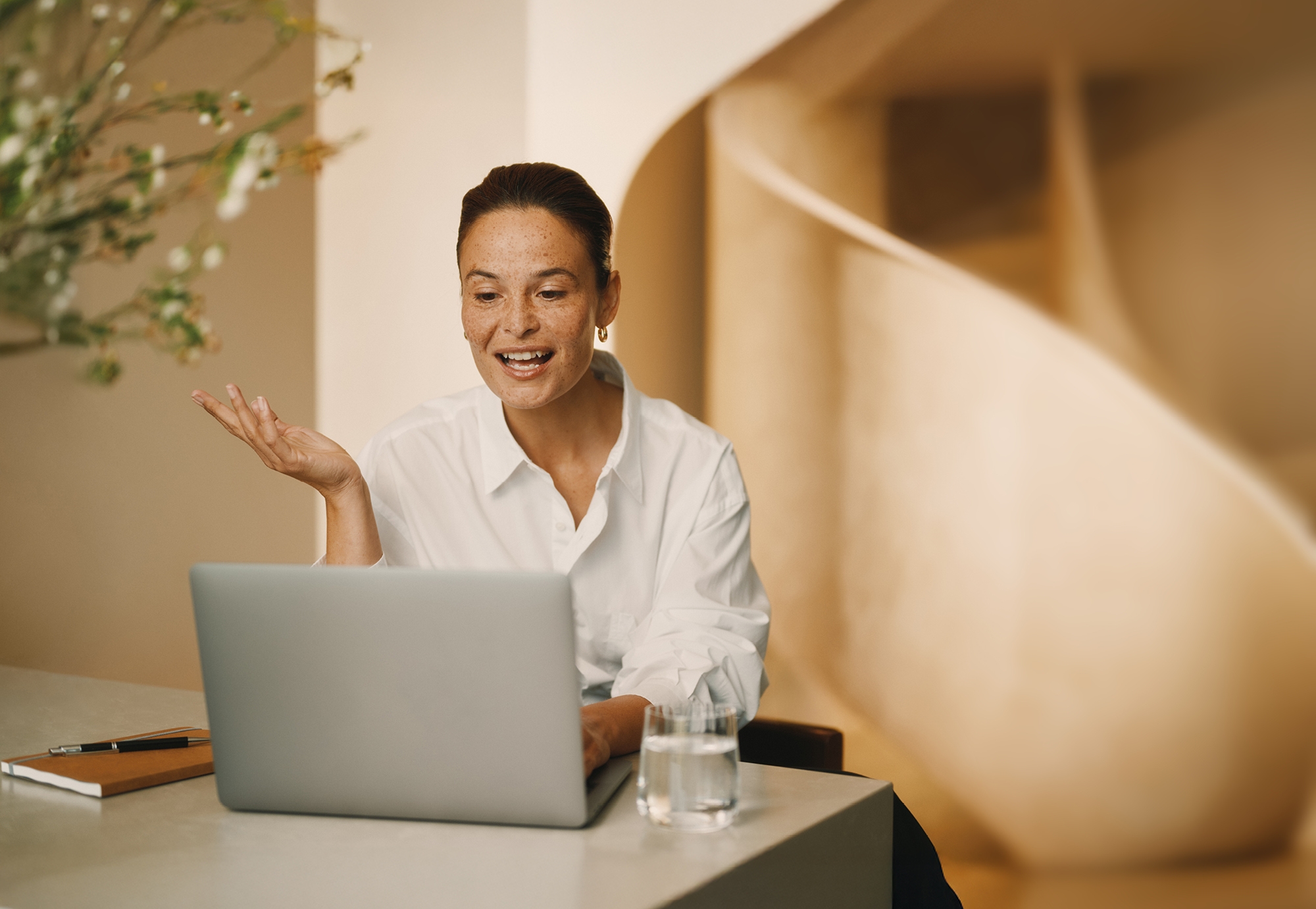 Vrouw zit achter laptop