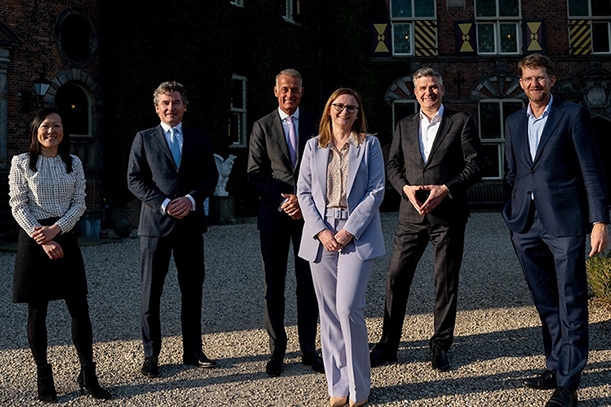 Employees of Nyenrode and Van Lanschot Kempen are standing on the square in front of Nyenrode – photo by Sander Foederer.