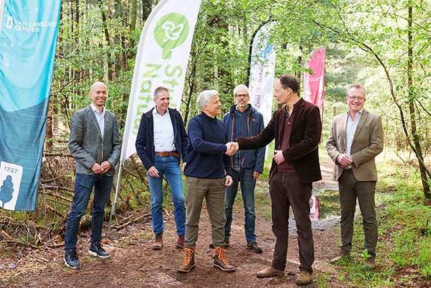 Maarten Edixhoven, CEO Van Lanschot Kempen, and employees of Stichting Stukje Natuur shake hands. 