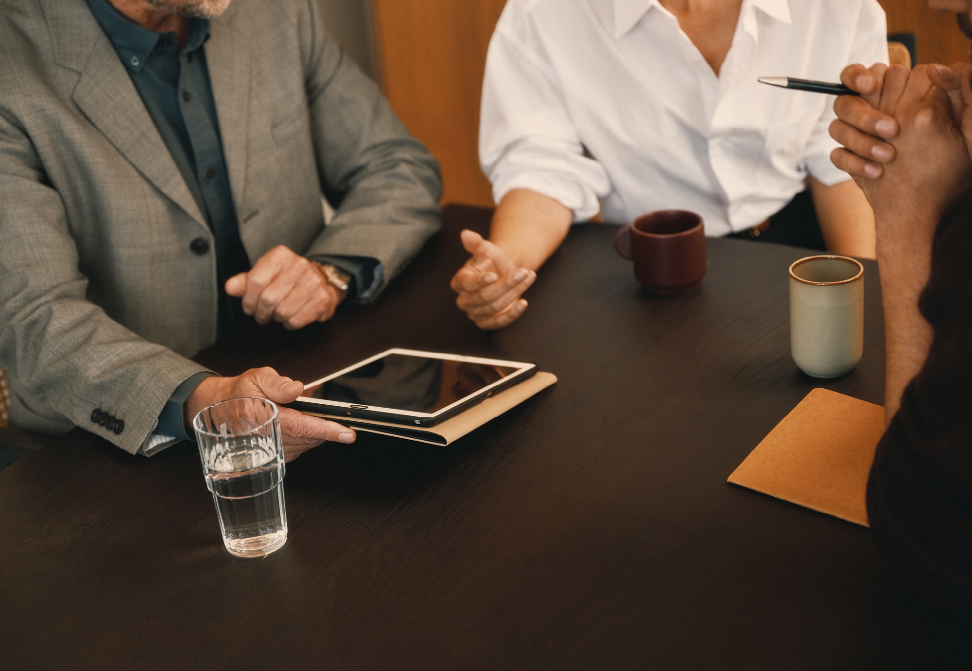 Mensen aan tafel met een tablet