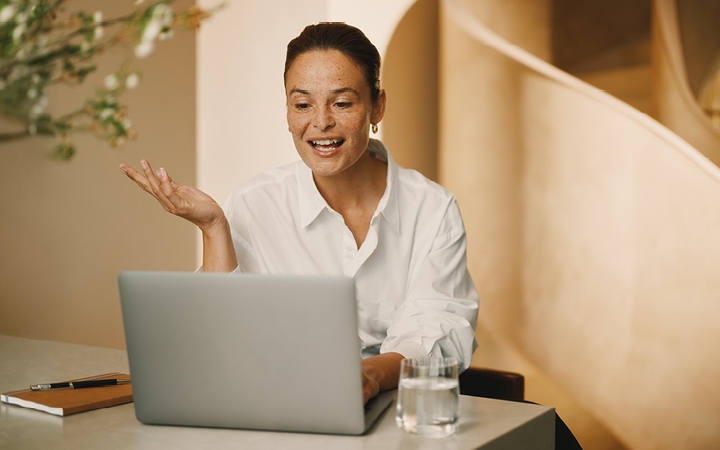 Vrouw zit achter een laptop
