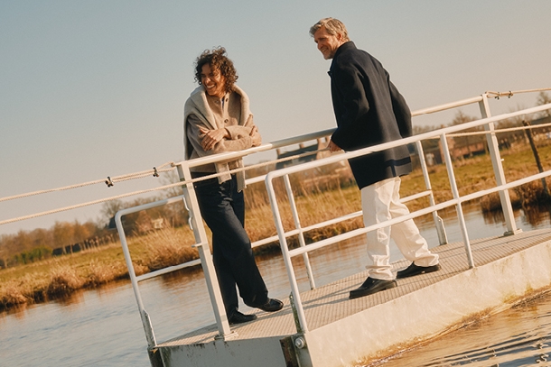 Man en vrouw op kabelveerpont