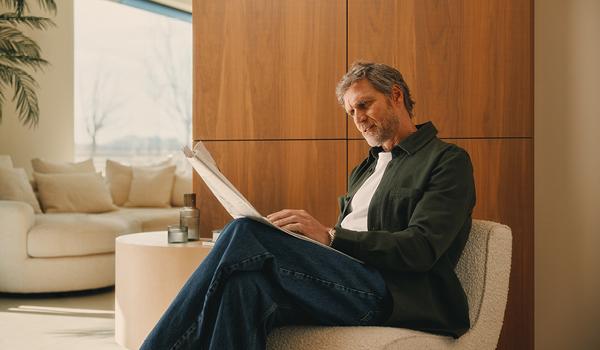 Man leest zittend de krant